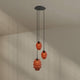 Alt Tag: s.luce Echos Galerieleuchte 3-flammig Ø 40cm Baldachin Ø 18/25cm, mundgeblasene rote Gläser, hängende Galerieleuchte für hohe Decken