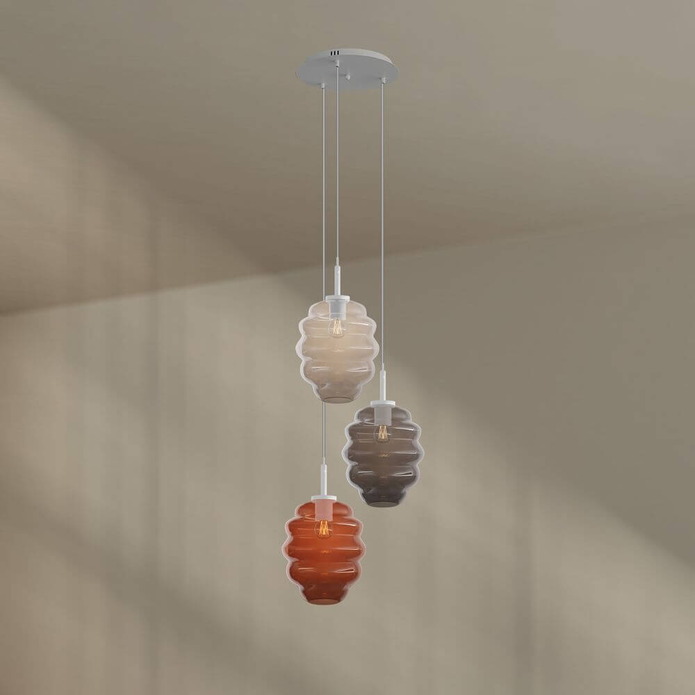 s.luce Echos 3-flammige Galerieleuchte mit bunten Glaskörpern an feinen Seilabhängungen, modernes Design.