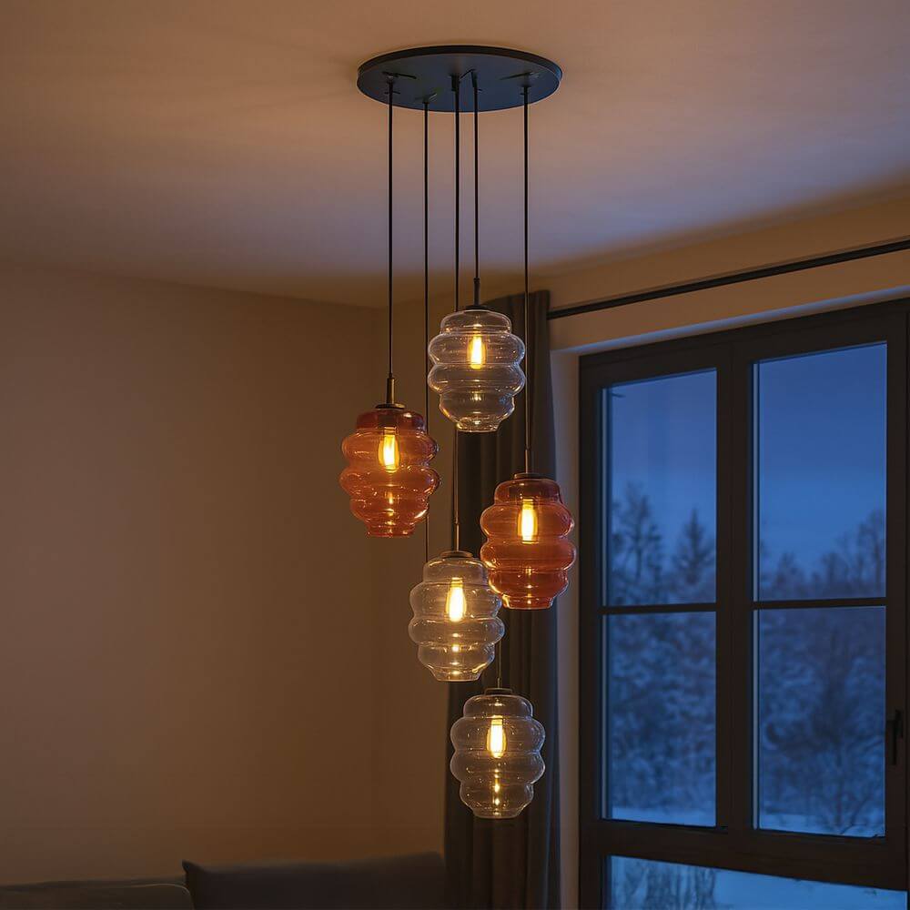 s.luce Echos Galerieleuchte 5-flammig Ø 60cm Baldachin Ø 25cm mit bunten Glaskörpern im modernen Raum.