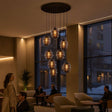 s.luce Echos Galerieleuchte 8-flammig Ø 80cm Baldachin Ø 25cm in moderner Restaurant-Atmosphäre.