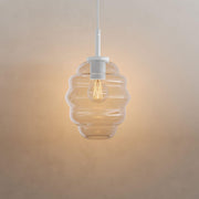 s.luce Echos Glas-Hängelampe Aufhängung 150cm Weiß in eleganter, strukturierter Glasform mit warmem Licht.