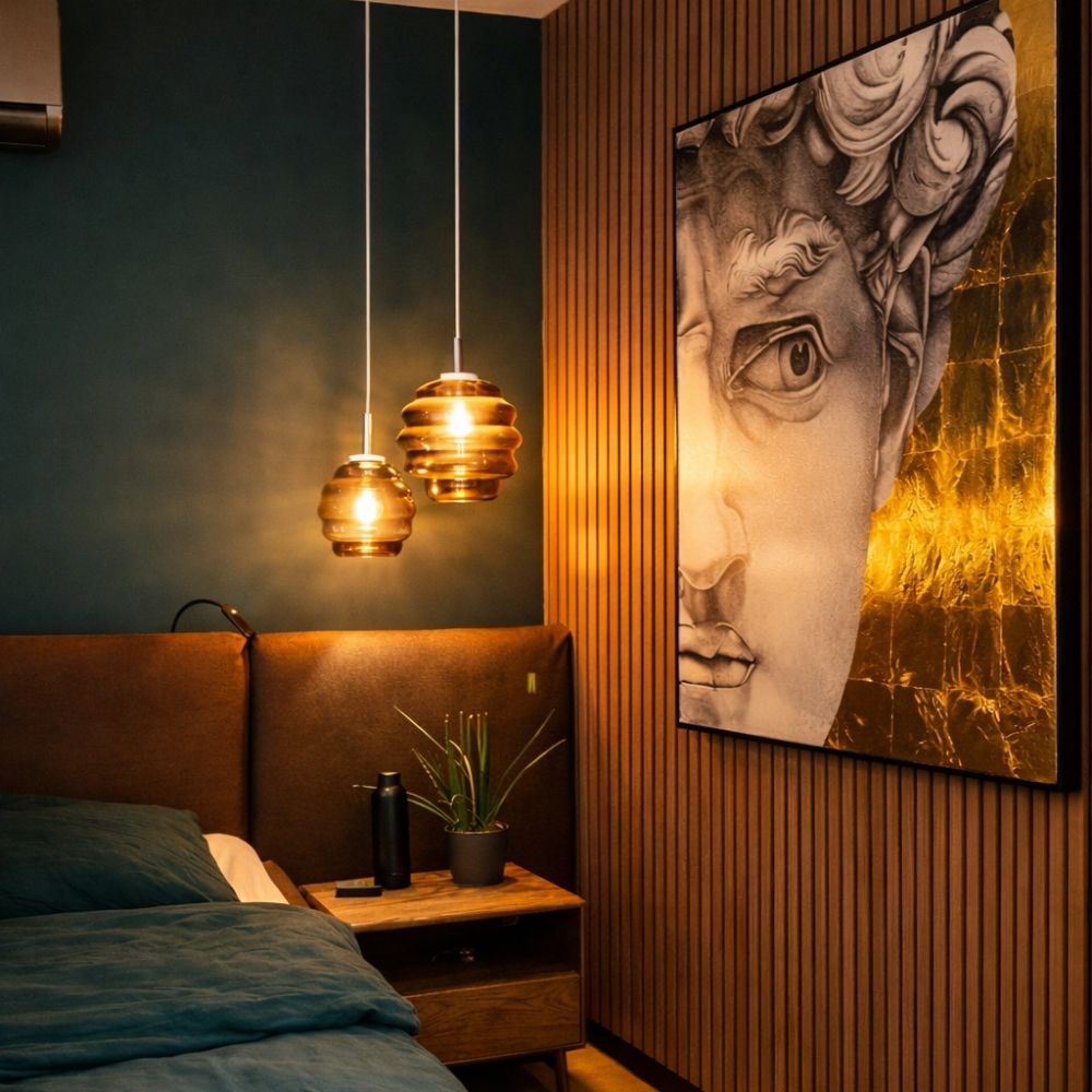 s.luce Echos Glas-Hängelampe Aufhängung 150cm Weiß schwebt über einem stilvollen Schlafzimmer mit modernem Kunstwerk.