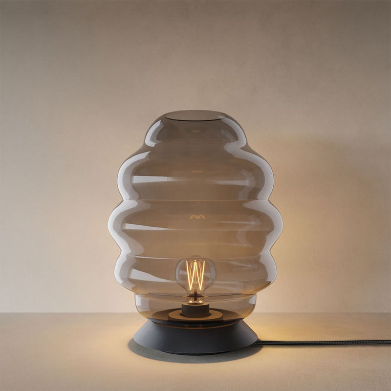 s.luce Echos Tischleuchte aus mundgeblasenem Glas mit schwarzem Metallsockel, modern und elegant.