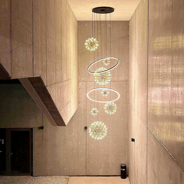 Moderne Hängeleuchte in einem minimalistischen Raum mit Betonwänden und schimmernden Kristallkugeln.