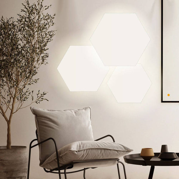 s.luce Applique murale Hive en forme hexagonale, éclairage indirect LED, ambiance d’habitation moderne, élégante et intemporelle.