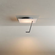 s.luce Hook LED væg- og loftlampe i moderne design med markant krogformet reflektor i en stue.