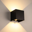 s.luce Ixa LED Applique murale avec détecteur de mouvement montée sur un mur, éclairage moderne et élégant.