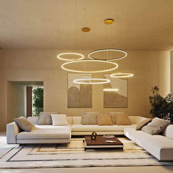 s.luce LED Lampada a sospensione Ring a 5 luci eccentrica in un moderno soggiorno sopra un elegante divano.