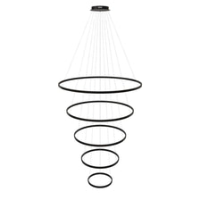 s.luce LED Ring-riippuvalaisin 5-lamppuinen keskitettynä modernissa muotoilussa viidellä rengasvalaisimella kaapeleissa.