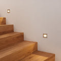 s.luce Box Wandeinbauleuchte an einer Treppe, moderne Beleuchtung für Sicherheit und Design.