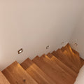 s.luce Box Wandeinbauleuchte an Treppe mit warmem Licht und modernem Design