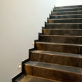 Moderne s.luce Wandeinbauleuchten an einer Treppe, die eine stilvolle und sichere Beleuchtung bieten.