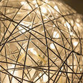 Nahaufnahme der s.luce Mesh Drahtkugel mit warmweißen LEDs für magisches Ambiente im Innen- und Außenbereich.
