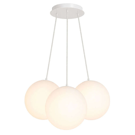 s.luce Orb Cluster Glas-Hängelampe 3-flammig 3x20cm mit drei weißen, mundgeblasenen Glaskugeln an einer weißen Deckenhalterung.