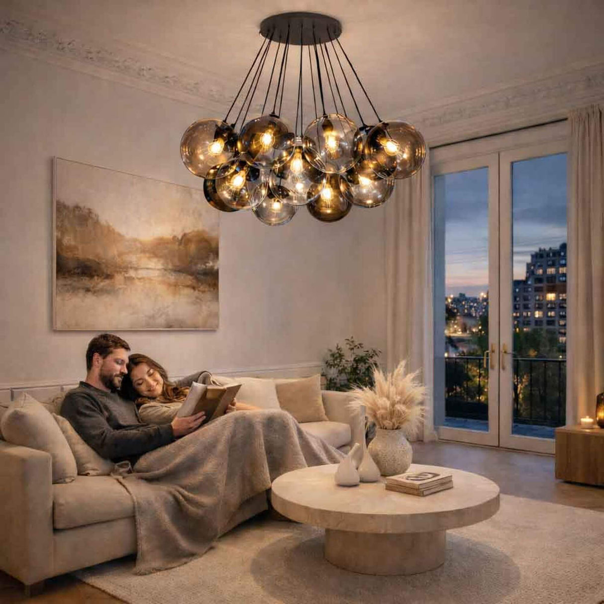 s.luce Orb Cluster Glas-Pendelleuchte 13-flammig 13x20cm im modernen Wohnzimmer über Sofa, elegante Lichtwirkung, ideal für entspannte Abende.