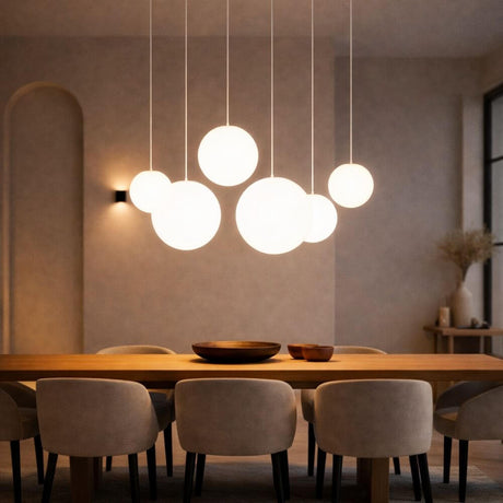s.luce Orb Esstisch-Hängeleuchte 5-flammig 160cm über einem Esstisch in modernem Wohnraum.