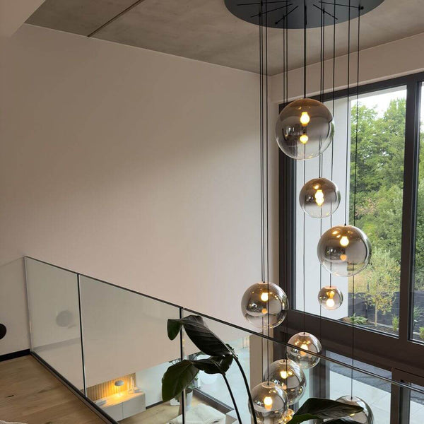s.luce Orb Galerielamp 8-vlammig Modular in moderne woonruimte met glazen bollen.