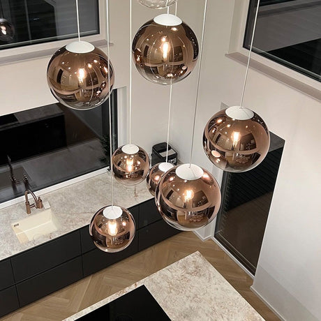 s.luce Orb Glaskugel Galerieleuchte 5m Abhängung in modernem Wohnraum mit kupferfarbenen Glaskugelleuchten.