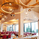 s.luce Orb Glaskugel Galerieleuchte 5m Abhängung in modernem Restaurant-Ambiente mit Holzdecke.