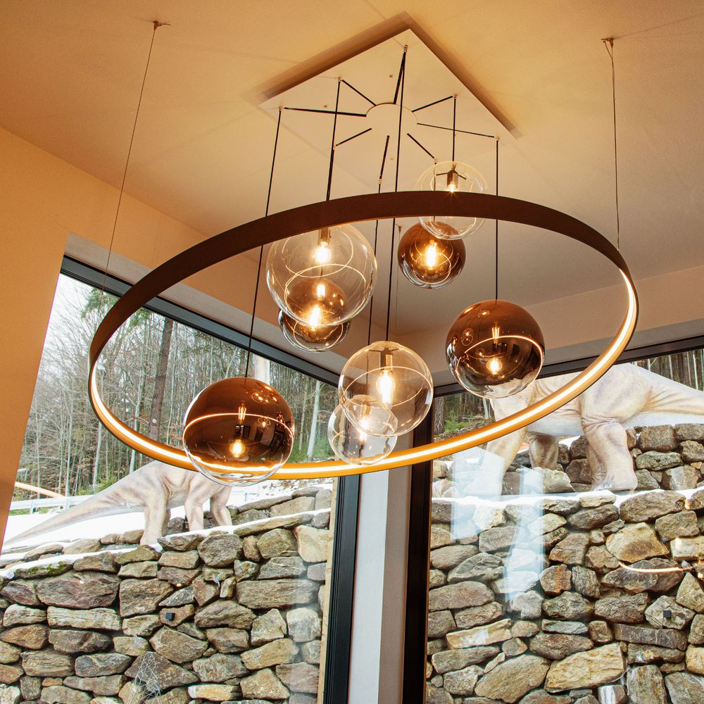 s.luce Orb Glaskugel Hängeleuchte mit schimmernden Globes und modernem Design in stilvollem Raum.