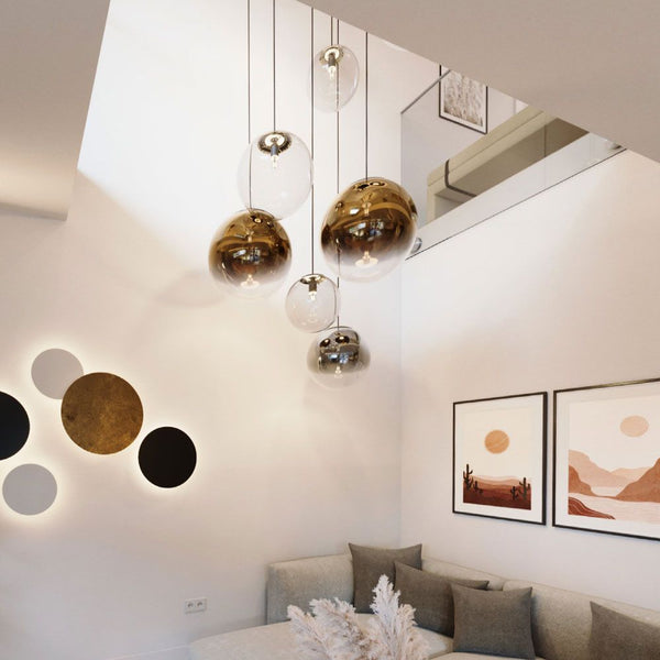 s.luce Orb Lampada a sospensione a sfera di vetro in un ambiente moderno con opere d'arte di stile