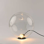 s.luce Orb Glaskuglebordlampe med gennemsigtig glaskugle og sort metalring.