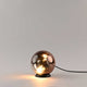 s.luce Orb Tischlampe mit Glaskugel und schwarzem Metallring, minimalistische Eleganz für jedes Zuhause.