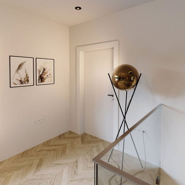 s.luce Orb Axisin lasipallos-lattiavalaisin kolmijalka 160 cm modernissa oleskelutilassa, jossa on taideteoksia seinällä.