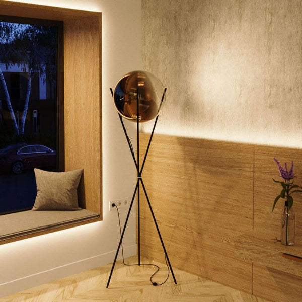 s.luce Orb Axisin lasipallos-lattiavalaisin kolmijalka 160 cm modernissa sisätilassa puupaneloinnin kanssa.