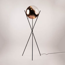 s.luce Orb Axisin lasipallos-lattiavalaisin kolmijalka 160 cm elegantilla lasipallolla kolmijalkaisessa rungossa.