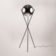 s.luce Orb Axis Stehlampe mit Glaskugel auf Dreibein, modern und minimalistisch, 160cm hoch.