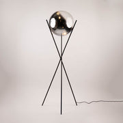 s.luce Orb Axis glaskugle gulvlampestativ 160cm på sort stativ med reflekterende glaskugle.