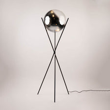 s.luce Orb Lampada da terra a treppiede Axis con sfera in vetro da 160 cm su treppiede nero con sfera in vetro riflettente.
