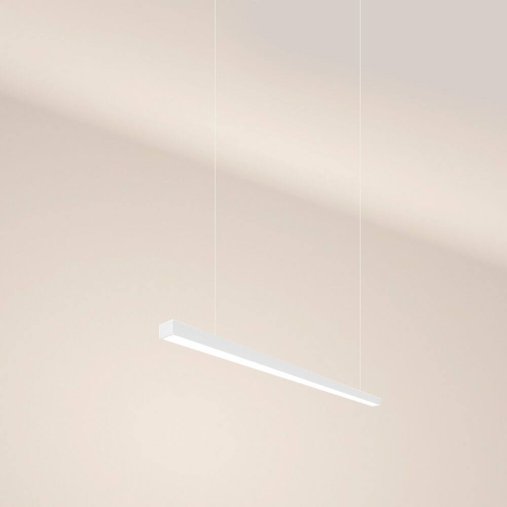 s.luce Oris LED-Linienleuchte Büro-Pendellampe XL nach Maß 4000K hängt elegant von der Decke.
