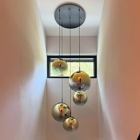 s.luce Progress Galerieleuchte mit teilverspiegelten Glaskugeln im modernen Wohnraum.