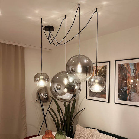 s.luce Progress Pendelleuchte mit modernen Glaskugeln in verschiedene Größen und eleganten Abhängungen.