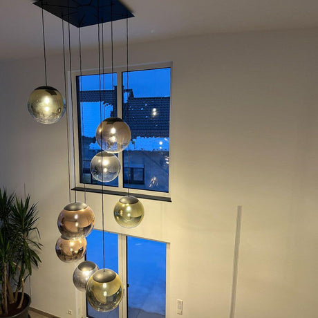 s.luce Progress XL Galerieleuchte 8-flammig mit Modular Baldachin in elegantem Raum mit Glasball-Anordnung.
