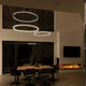 s.luce LED Ring Pendellampe in modernem Raum mit Essbereich und Kamin, zeitlos elegantes Design.