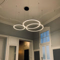 s.luce LED Ring Pendellampe mit drei Ringen in modernem Design, perfekt für stilvolle Innenräume.