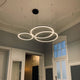 s.luce LED Ring Pendellampe mit drei Ringen in modernem Design, perfekt für stilvolle Innenräume.