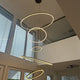 s.luce LED Ringpendelleuchte mit fünf hängenden Ringen im modernen Design und warmem Licht.