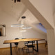 s.luce LED Ring Pendelleuchte Ø 40cm in einem modernen Esszimmer mit Holzstool und elegantem Design.