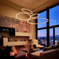 s.luce LED Ring Hängeleuchte Ø 60cm in modernem Wohnzimmer mit stilvollem Design und indirekter Beleuchtung.