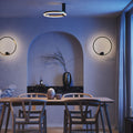 s.luce Ring Air LED Wand- & Deckenleuchte in modernem Wohnraum bei gedämpftem Licht.