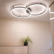 s.luce Ring LED Plafondlamp 2-vlamig in modern ontwerp met twee ringen en LED-verlichting.