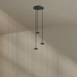 Alt Tag: s.luce Santa Air LED Esszimmer-Pendelleuchte 3-flammig Ø 40cm Baldachin, schwarzes minimalistisches Design mit drei hängenden LED-Leuchten
