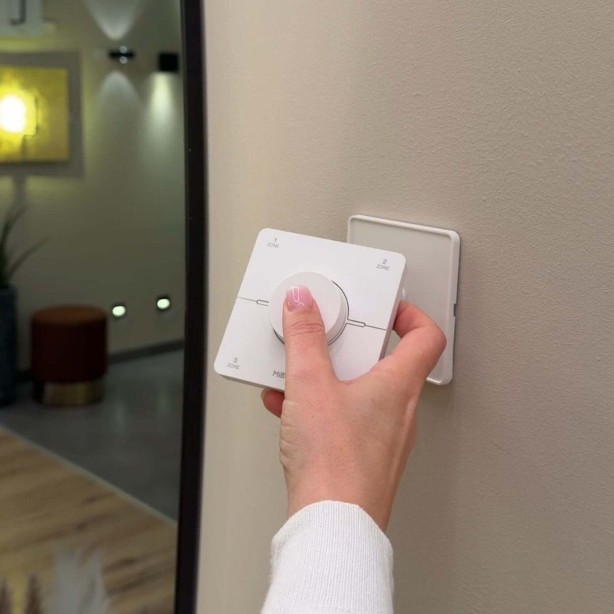 s.luce Smart-Dim-Set 4-Zonen 230V mit Fernbedienung inkl. Einbau - Benutzer schaltet Licht mit Funksteuerung.