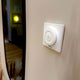 s.luce Smart-Dim Wand- & Fernbedienung an einer Wand installiert, stilvolles Lichtmanagement.