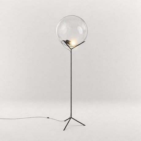 s.luce Stehleuchte Orb Poseidon mit Glaskugel 175cm auf einem filigranen Gestell im modernen Raum.