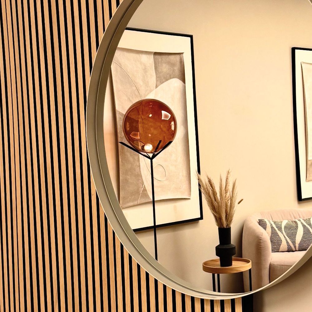 s.luce Stehleuchte Orb Poseidon mit Glaskugel 175cm stehleuchte mit mundgeblasener Glaskugel und filigranem Dreizack-Gestell im Wohnzimmerambiente